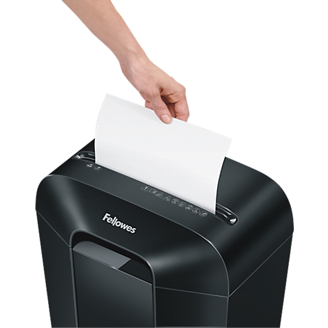 Hand führt ein Blatt Papier in einen schwarzen Fellowes-Aktenvernichter ein.