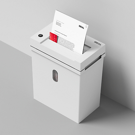Weisser Aktenvernichter, ein Blatt mit Text und eine rote Karte werden zerkleinert.
