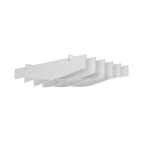 Weiße, wellenförmige Deckenlampe, die an Metallhaltern befestigt ist.