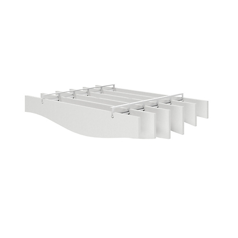 Weiße Deckenlamelle mit horizontalen Lamellen und vertikalen Stegen, die an einer weißen Halterung befestigt sind.