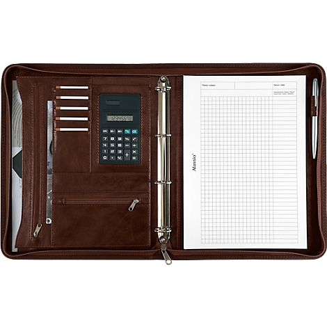 Geöffnete braune Ledermappe mit Ringmechanismus, Taschenrechner, Stift und Notizblock.