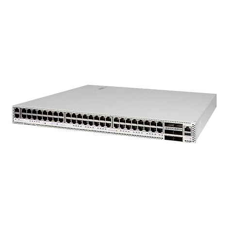 Heller Netzwerk-Switch mit zahlreichen Anschlüssen auf der Vorderseite vor weißem Hintergrund.