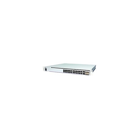 Ein heller Netzwerk-Switch in einem 19-Zoll-Gehäuse mit zahlreichen LAN-Anschlüssen vor weißem Hintergrund.
