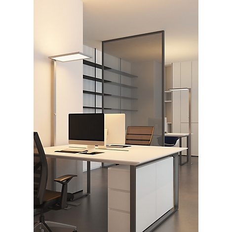 Bureau avec bureaux, ordinateurs, cloisons et dossiers. Minimaliste et lumineux.