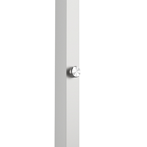 Un poteau gris rectangulaire avec un bouton rond argenté sur le côté.