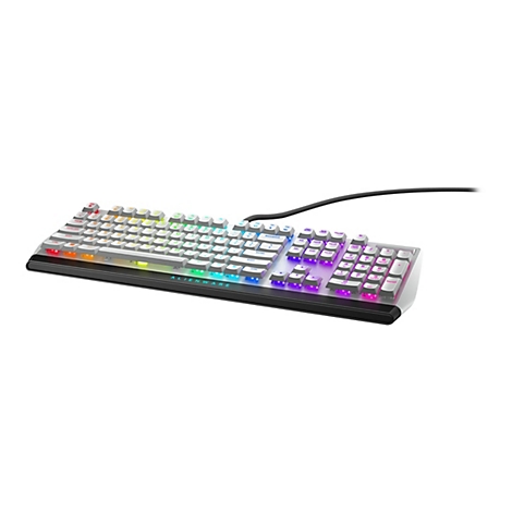 Hellgraue mechanische Tastatur mit RGB-Beleuchtung auf weißem Hintergrund. Schwarzes Kabel. Auf der Unterseite steht "ALIENWARE".