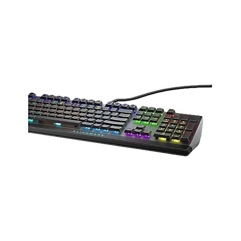 Schwarze Gaming-Tastatur mit mehrfarbiger Beleuchtung. Oben ist ein schwarzes Kabel zu sehen. Die Marke lautet Alienware.