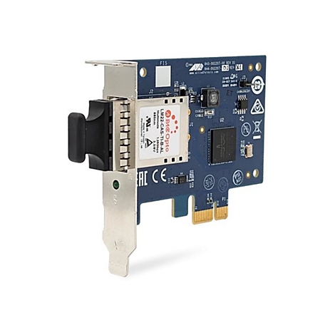 Blaue Netzwerkkarte mit eingesetztem optischen Transceiver und Metallblende vor weißem Hintergrund.
