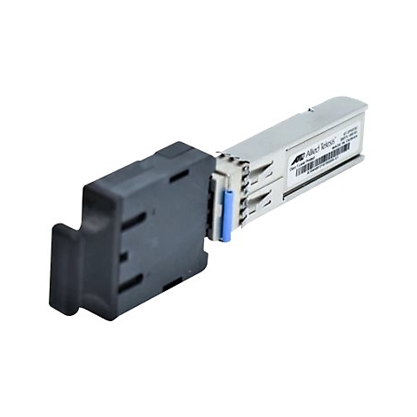 Ein SFP-Modul mit schwarzem Kunststoffteil und silberfarbenem Gehäuse, auf dem ein Etikett mit Schrift steht.