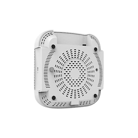 Von unten fotografierter, weißer Router mit Belüftungslöchern. Vier schwarze Füße und eine silberne Schraube sind zu sehen.