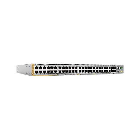 Ein Netzwerk-Switch, silberfarben mit vielen Ports und gelben Akzenten, vor weißem Hintergrund.