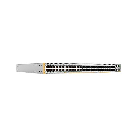 Ein grauer Netzwerk-Switch mit vielen Ports und Steckern, auf weißem Hintergrund.