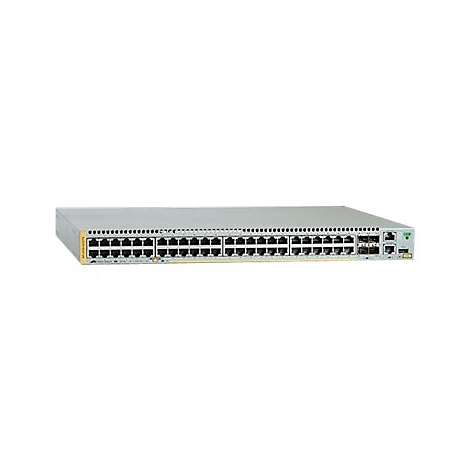 Grauer Netzwerk-Switch mit zahlreichen RJ45-Anschlüssen an der Vorderseite vor weißem Hintergrund.