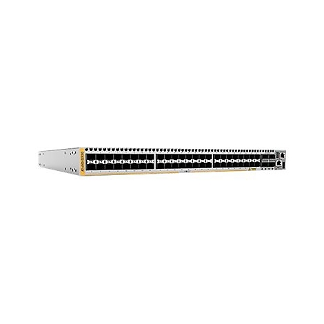 Ein grauer Netzwerk-Switch mit vielen Ports und Anschlüssen, vor weißem Hintergrund.