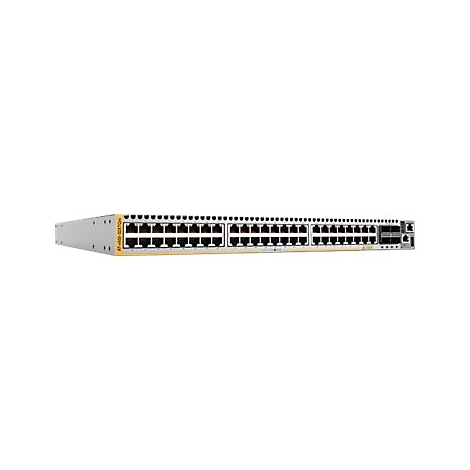 Ein grauer Netzwerkswitch mit zahlreichen Anschlüssen, vor weißem Hintergrund. Der Switch ist länglich und hat gelbe Akzente.