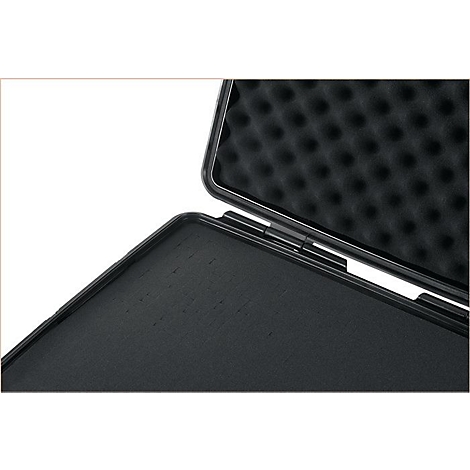 Gros plan d'une valise de protection noire ouverte. Le couvercle est relevé, doublure intérieure en mousse, charnière détaillée.