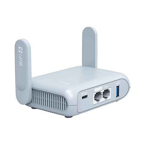 Heller GL.iNet WLAN-Router mit zwei Antennen, Anschlüssen für LAN, WAN, USB 3.0 und Strom vor weißem Hintergrund.