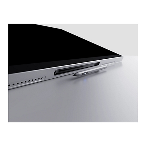 Nahaufnahme eines silbernen Eingabestifts, der magnetisch an der Seite eines flachen Tablets befestigt ist.