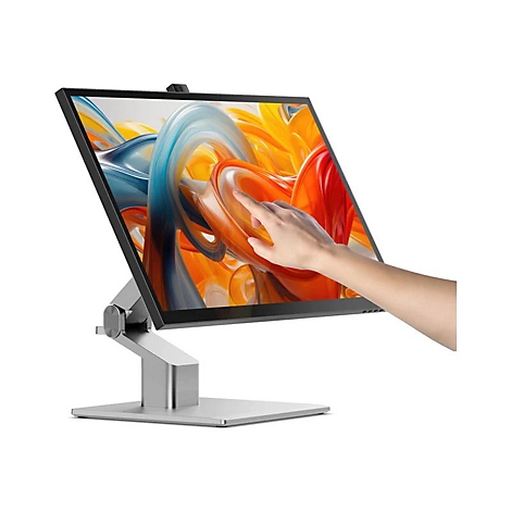 Hand berührt den Touchscreen eines silbernen All-in-One-Computers mit buntem abstrakten Hintergrund.