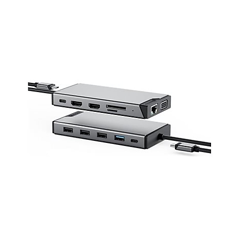 Zwei silberne USB-C-Hubs mit verschiedenen Anschlüssen, Kabeln und einem weißen Hintergrund.
