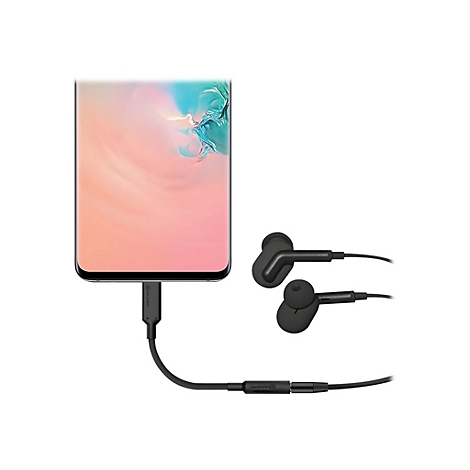Schwarze In-Ear-Kopfhörer mit USB-C-Adapter angeschlossen an ein Smartphone vor weißem Hintergrund.
