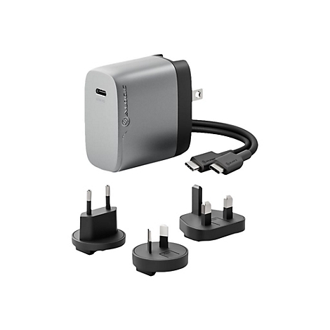 Silbernes 67W USB-C Netzteil mit Kabel und drei verschiedenen, austauschbaren Netzsteckern.