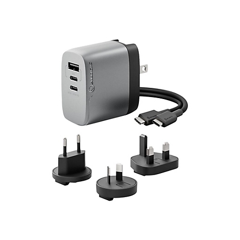 Silbernes Alogic USB-Ladegerät mit mehreren Anschlüssen, beiliegendem USB-C-Kabel und drei austauschbaren Netzstecker-Adaptern.