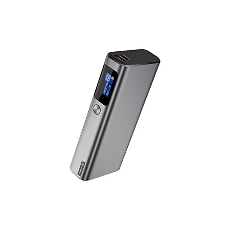 Graue Powerbank mit digitalem Display und seitlichem Knopf vor weißem Hintergrund.