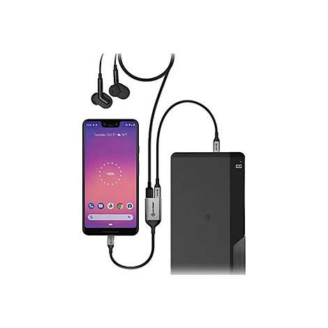 Smartphone, schwarze Kopfhörer und Powerbank verbunden durch einen silbernen Adapter auf weißem Hintergrund.