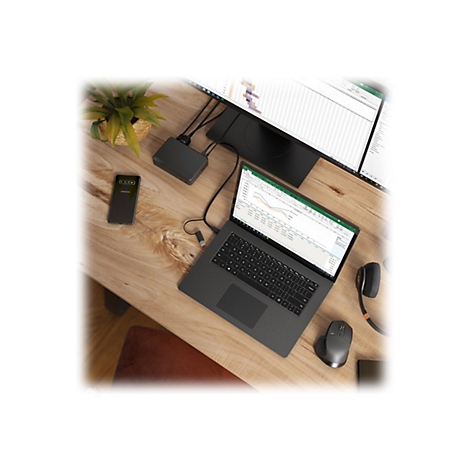 Ein Laptop, ein Monitor und ein Handy auf einem Holztisch. Kabel sind verbunden, Bildschirm mit Diagrammen. Maus und KopfhÃ¶rer liegen bereit.