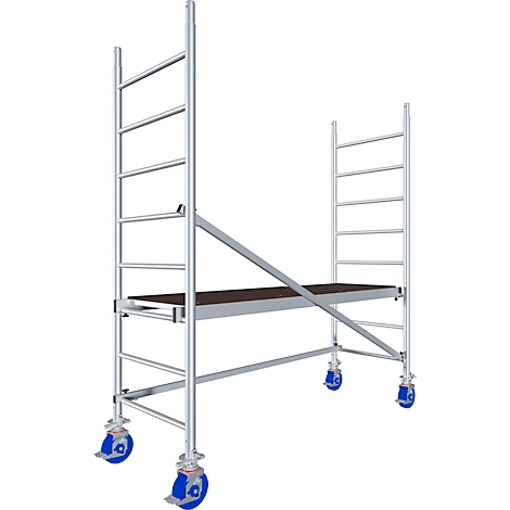 Gerüst mit Rädern, Metallkonstruktion, Plattform, vor weißem Hintergrund.