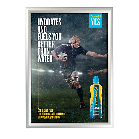 Werbeplakat mit Rugby-Spieler, der Lucozade Sport trinkt, Text: Hydrates and fuels you better than water.