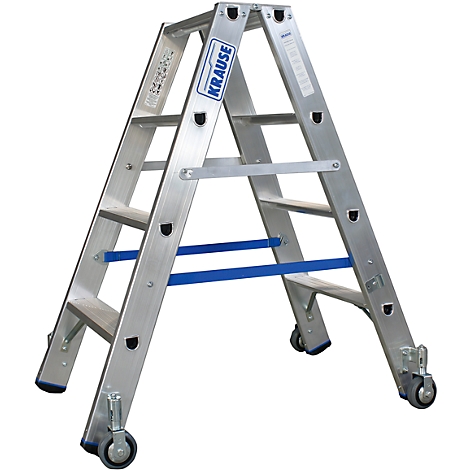 Aluminium-Leiter mit Rädern. Blaue Streben und Aufschrift 'KRAUSE'.