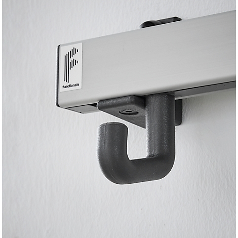 Detailaufnahme eines Hakenhalterungssystems. Schwarzer Haken, befestigt an einer silbergrauen Schiene mit einem Firmenlogo.