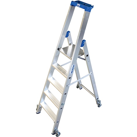 A silver aluminum ladder stands diagonally, accented with blue, with rollers. The inscription KRAUSE is on the top step.
