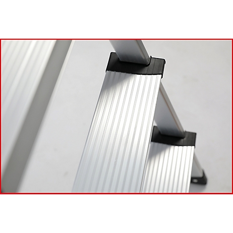 Nahaufnahme einer Aluminiumleiter mit schwarzen Kunststofffüßen auf weißem Hintergrund. Die Sprossen sind geriffelt.