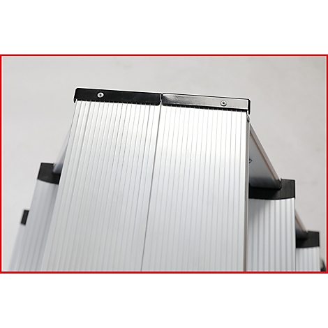 Detailaufnahme einer silbernen Alu-Leiter mit schwarzen Trittflächen und Abdeckung.