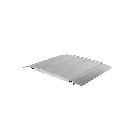 Eine Aluminium-Rampe, die auf einer weißen Oberfläche liegt. Sie hat eine geriffelte Oberfläche und abgerundete Kanten.