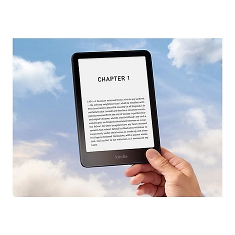 Ein Kindle, das eine Textseite vor blauem Himmel zeigt, wird von einer Hand gehalten.