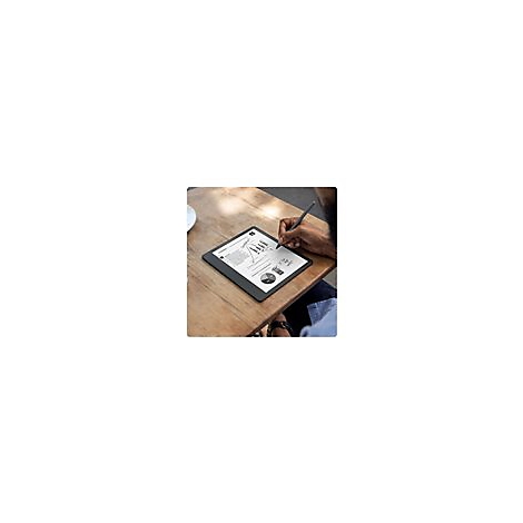 Person schreibt mit Stift auf einem Tablet, das auf einem Holztisch liegt. Im Hintergrund ist ein Kaffeegedeck.