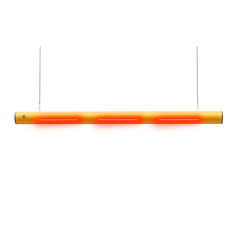Gelbe, längliche Deckenlampe mit drei roten Lichtstreifen, an dünnen Seilen hängend. Hintergrund: Weiß.