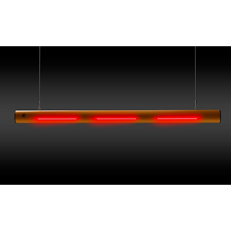 Eine goldfarbene Deckenleuchte mit drei leuchtend roten Neonröhren, die von zwei dünnen Metallseilen gehalten wird, vor einem dunklen Hintergrund.