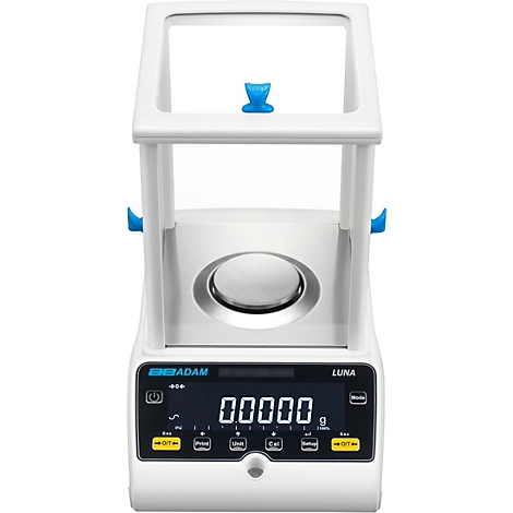 Digitale Laborwaage, weiß, mit blauem Drehknopf und Display mit der Anzeige "00000". Über der Waage befindet sich ein Schutzrahmen.