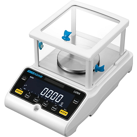 Een witte laboratoriumweegschaal met een beschermende glazen koepel en blauwe verstelknoppen. Het display geeft 0,000 g aan. Opschrift: LUNA.