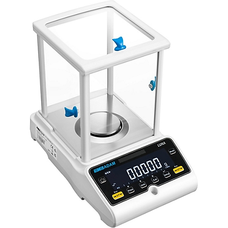 Een witte laboratoriumweegschaal met een glazen koepel en blauwe sluitingen. Het display toont 0.0000.