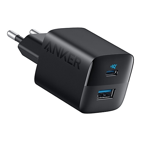 Schwarzes Anker Wandladegerät mit einem USB-C- und einem USB-A-Anschluss auf weißem Hintergrund.
