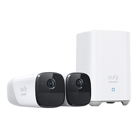 Zwei weiße Eufy Security Überwachungskameras und eine weiße HomeBase Station auf weißem Hintergrund.