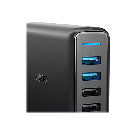Detailansicht eines schwarzen Anker USB-Ladegeräts mit vier Anschlüssen und leuchtender blauer LED-Statusanzeige.