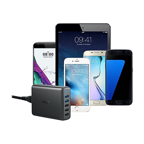 Schwarzes Anker USB-Ladegerät mit fünf Anschlüssen vor einer Auswahl von Smartphones und Tablets.