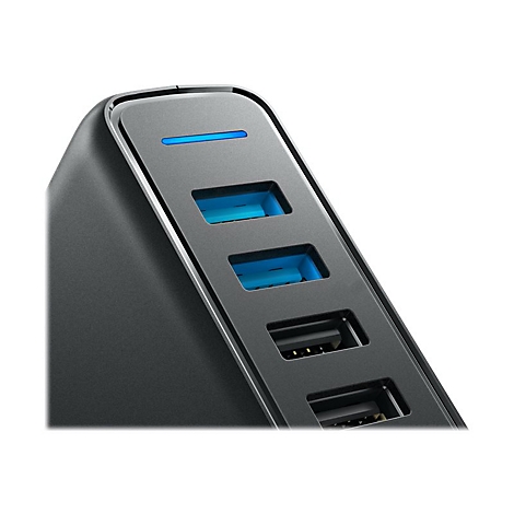 Nahaufnahme eines schwarzen USB-Hubs mit blau leuchtender Statusanzeige und vier USB-Anschlüssen.